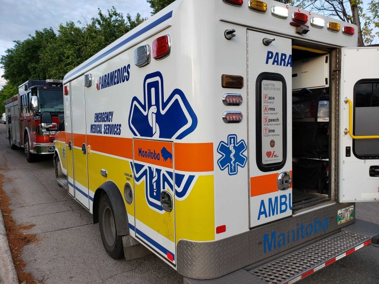6 Winnipeg police officers sent to hospital after rescuing people from fire on Ellice