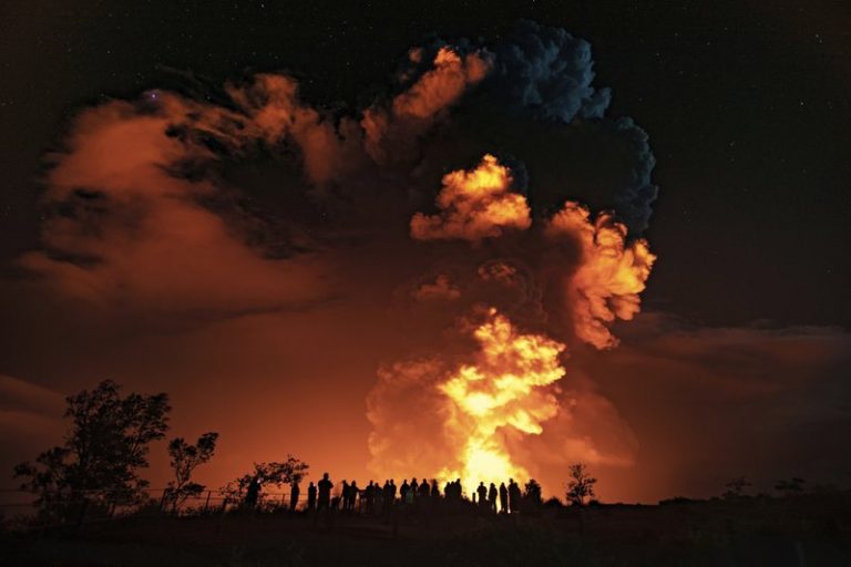 Crowds gather as volcano erupts on Hawaii’s Big Island