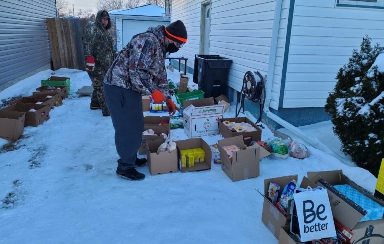Peg City Kindness Crew spreading cheer in Winnipeg while helping those in need