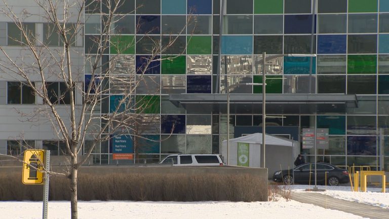 Coronavirus: Montreal-area hospitals nearing the brink as holiday season begins