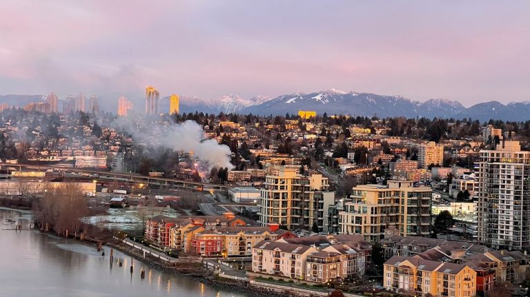 Huge fire breaks out in abandoned New Westminster apartment building