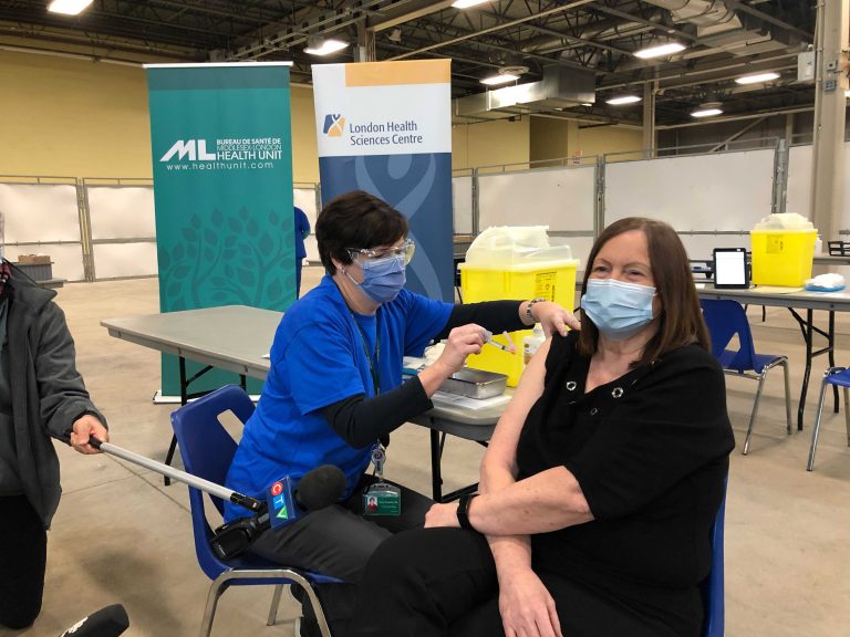Registered nurse first in London, Ont., to receive COVID-19 vaccine