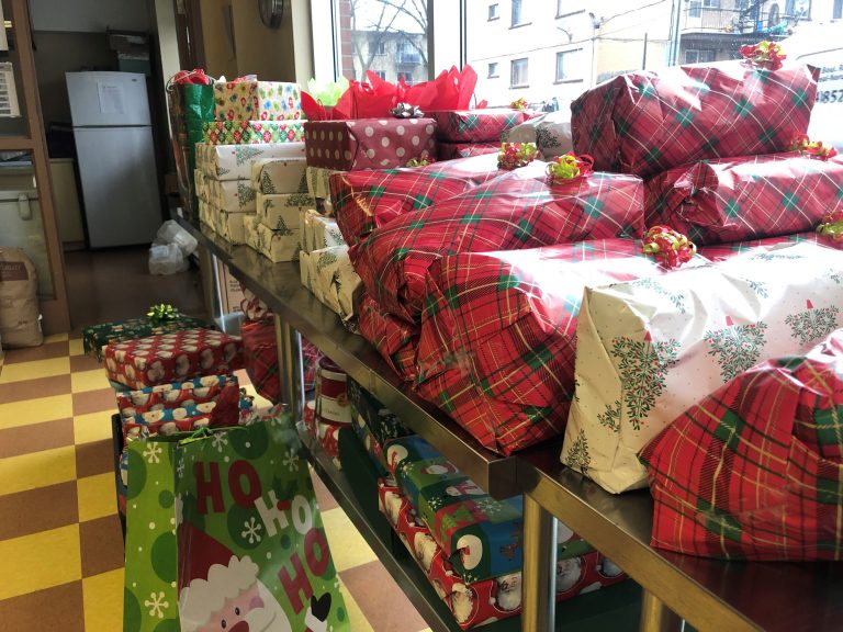 Montreal organization delivers meals of hope for lone senior citizens on Christmas Eve