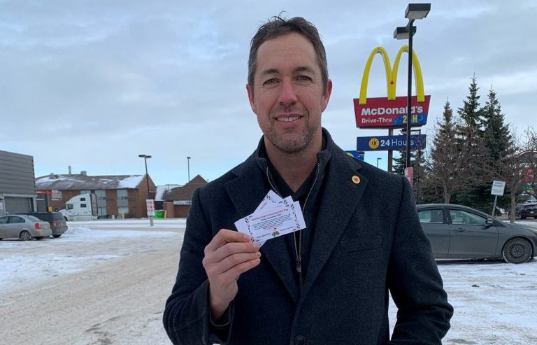 SantaYEG delivers gift cards and compassion to Edmontonians ahead of Christmas