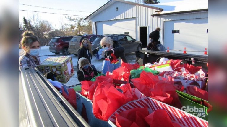 Residents of Dalmeny, Sask., band together to bring gifts to local care home