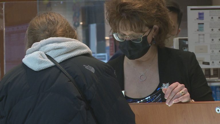 COVID-19: Lethbridge retailers juggle last-minute Christmas shopping rush