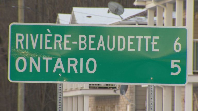 Saint-Zotique road sign claims Ontario is closer than neighbouring Quebec municipality