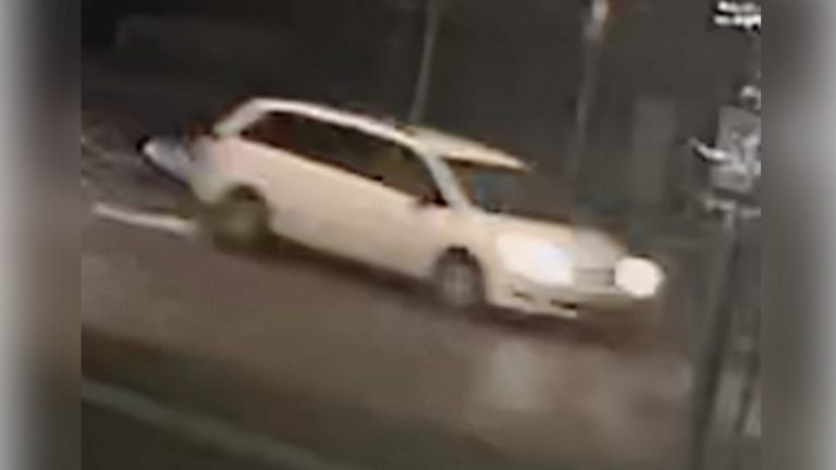 Police search for minivan caught on video in hit and run at Hamilton, Ont. intersection