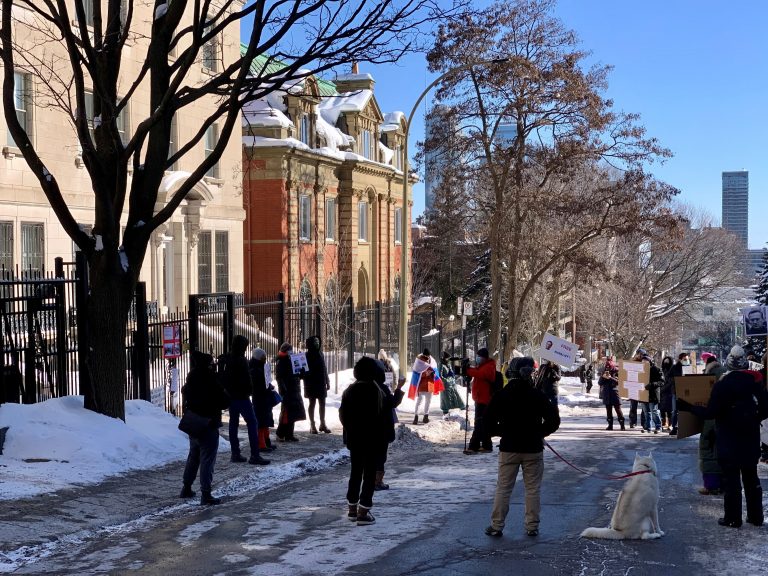Russo-Montrealers protest Alexei Navalny’s detention in front of Montreal consulate