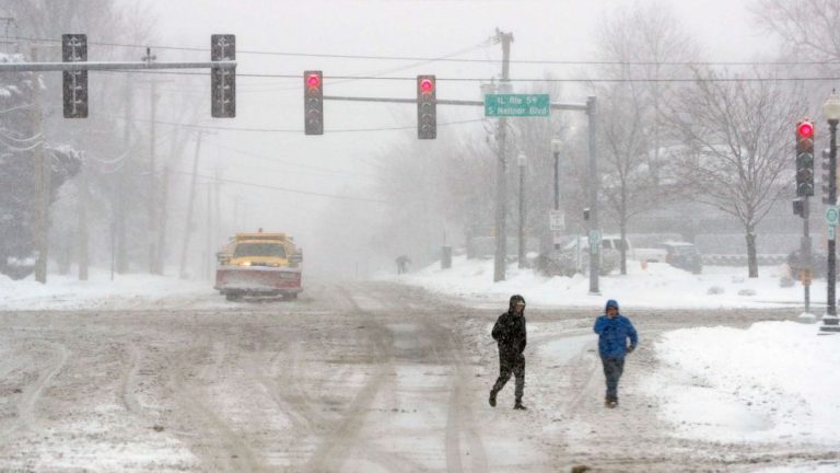Western storm moving east with heavy snow from Chicago to New York