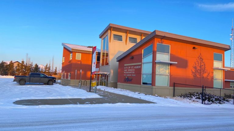 COVID-19: Union alleges at least 2 St. Albert fire chiefs vaccinated before firefighters