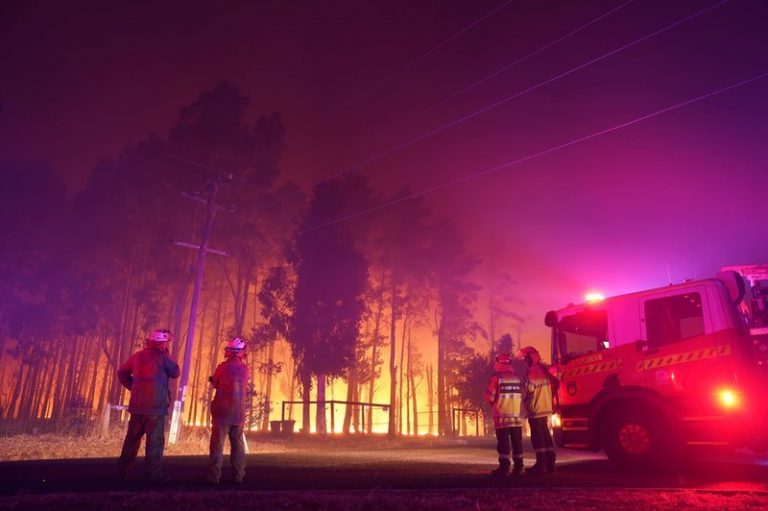 30 homes estimated to have been destroyed by out of control wildfire in Australia