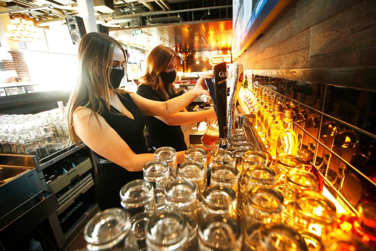 Manitoba restaurants report positive reopening weekend: ‘We missed them’