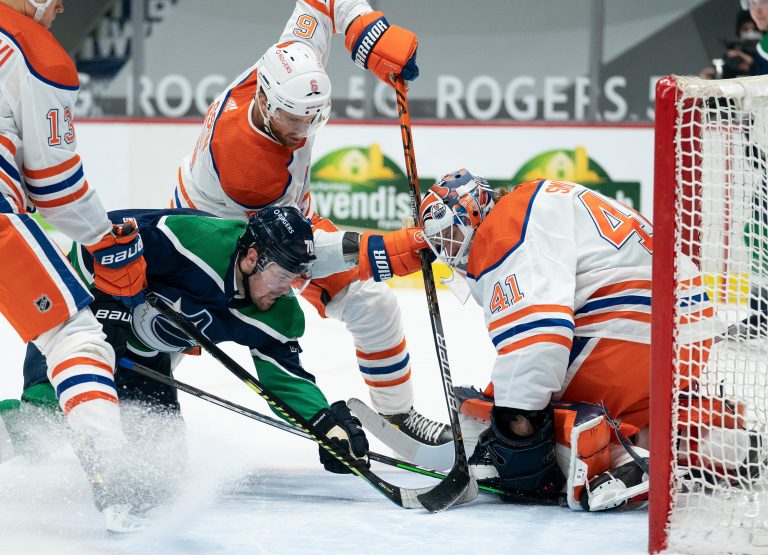 Mike Smith leads Edmonton Oilers to 3-0 win in Vancouver