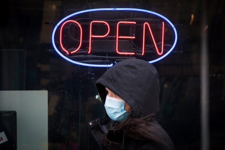 Variants could bring ‘strong resurgence’ of COVID-19 if restrictions lifted, feds warn