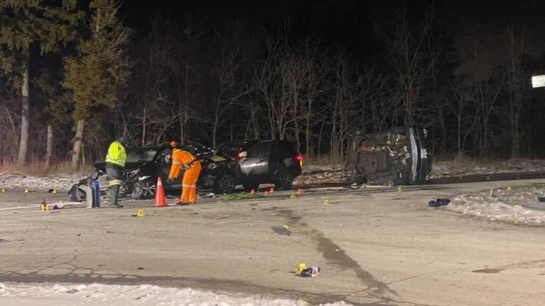 1 dead, ‘several’ seriously injured after 3-vehicle crash near Cambridge: police