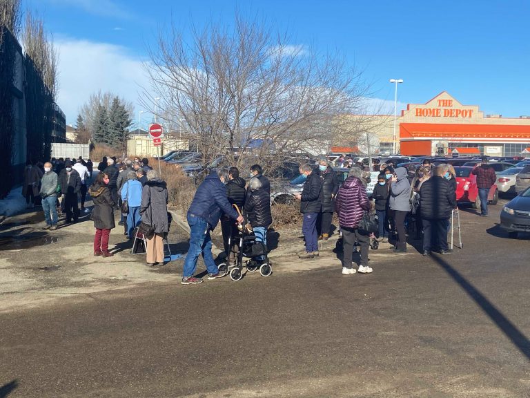 Lineups and long waits for Edmonton seniors at COVID-19 vaccine facility