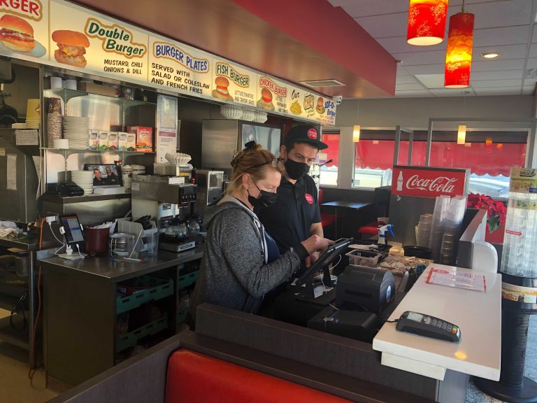 Some Manitoba restaurants open dining rooms despite COVID-19 capacity limit