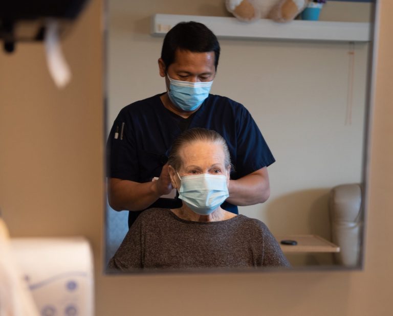 Alberta health care aide steps in as hairstylist for seniors