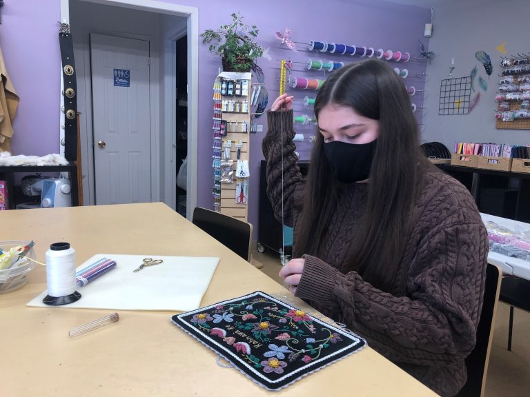 Kahnawà:ke community members find comfort in beading challenge