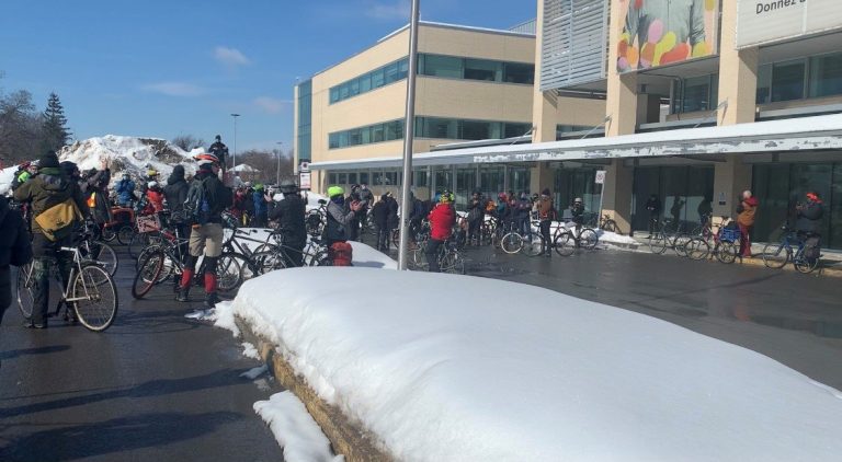 Cyclists find new way to show appreciation for Montreal health care workers