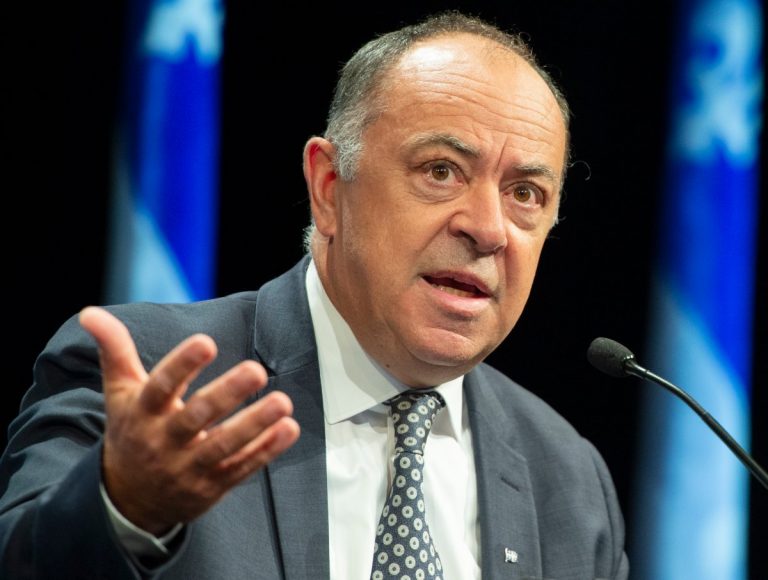 Opposition parties challenge health minister on Quebec screening process