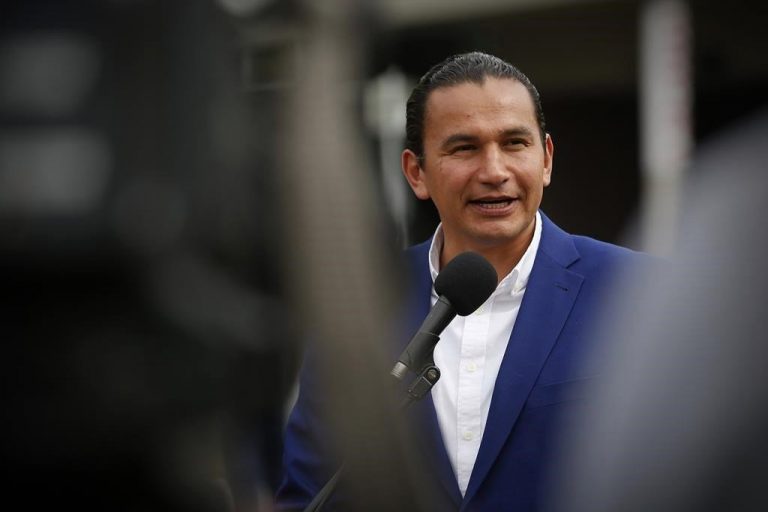 Minimum wage, pipelines, nicer election ads up for debate at Manitoba NDP convention
