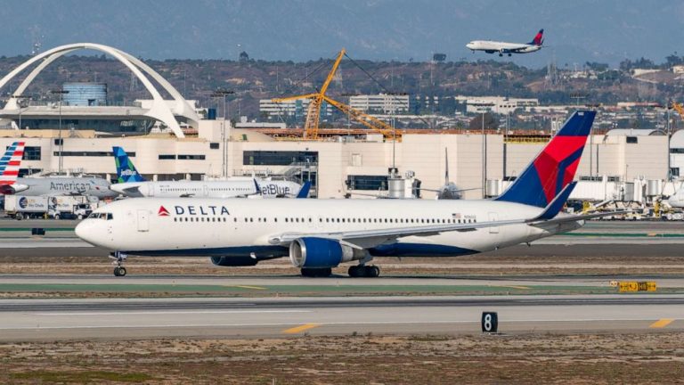 FAA proposes $27,500 fine for passenger who allegedly hit flight attendant
