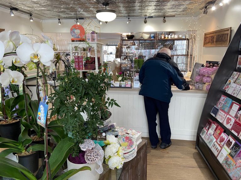 Edmonton florist concerned COVID-19 travel restrictions may cut Valentine’s Day supply
