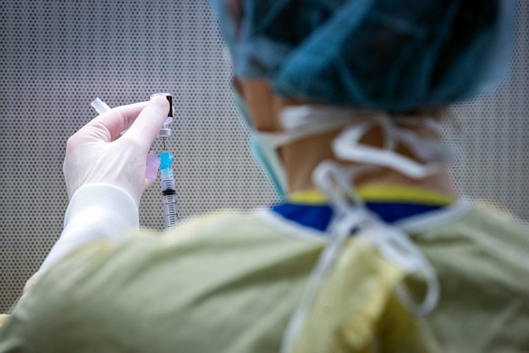 Coronavirus: Manitoba partnering with doctors, pharmacists for future vaccine delivery