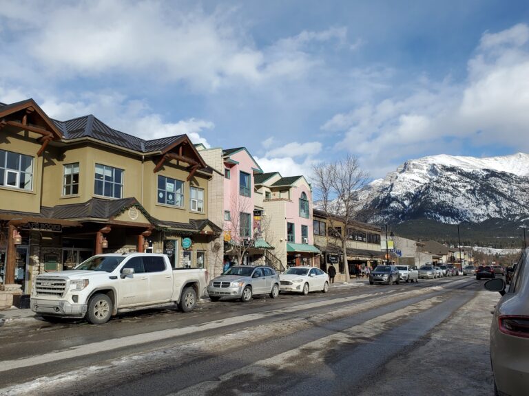 RCMP looking for suspect in downtown Canmore after guns, drugs found in vehicle