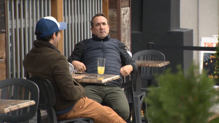 Winnipeg restaurants ‘shocked’ after city attaches $500 fee to patio program