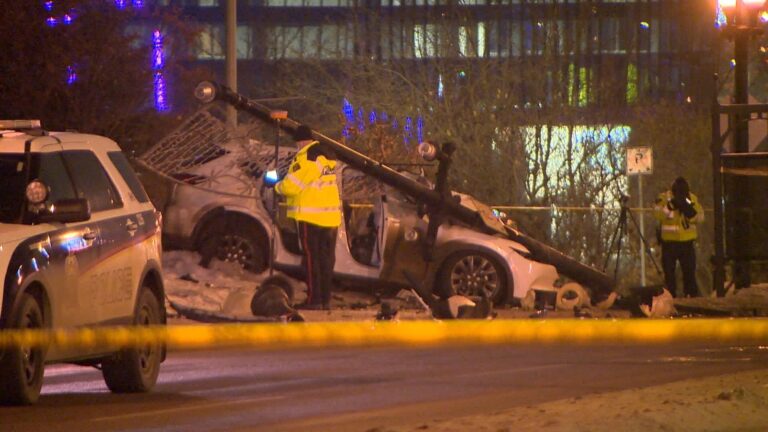 Crash closes Broadway Bridge in Saskatoon