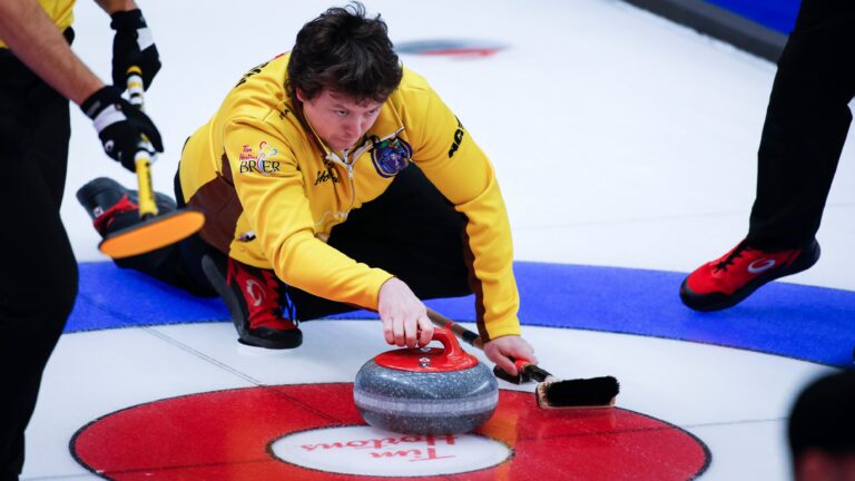 Manitoba’s Gunnlaugson moves to 4-0 at the Brier, McEwen falls to 2-3