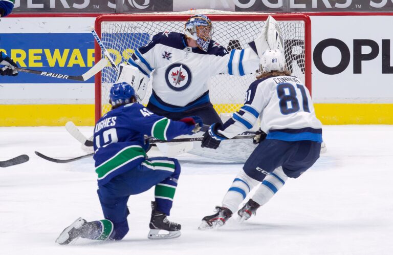 Hellebuyck perfect as Winnipeg Jets beat Vancouver Canucks 4-0