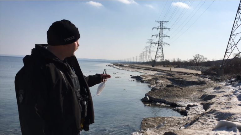 Hamilton, Niagara authorities urging residents to stay off ice shelves amid rising temperatures
