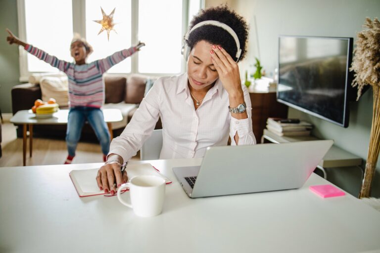 Alberta ergonomist says extended work-from-home setups causing increase in back pain, eye strain