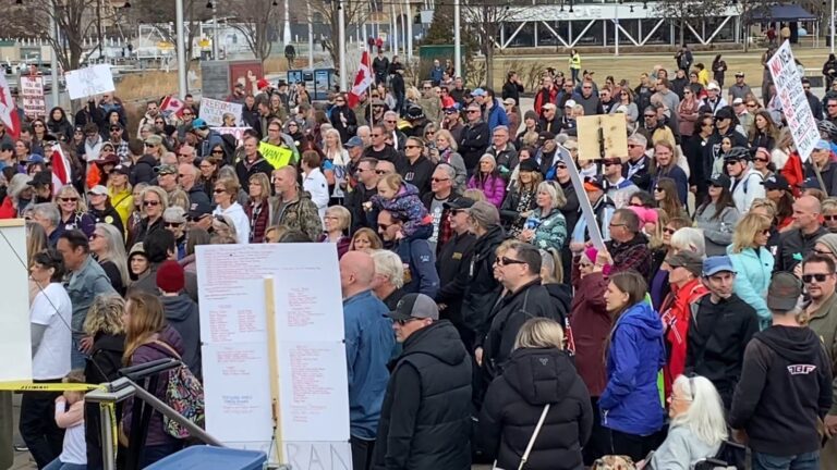 Massive crowd gathers in downtown Kelowna for ‘freedom’ protest rally