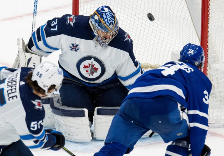 Matthews scores league-leading 21st goal in OT as Leafs edge Winnipeg Jets 4-3