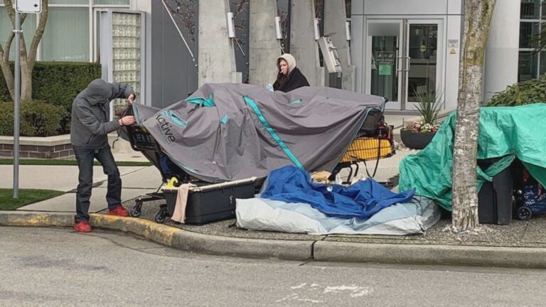 Homeless tent quickly cleared from sidewalk in front of Vancouver mayor’s apartment