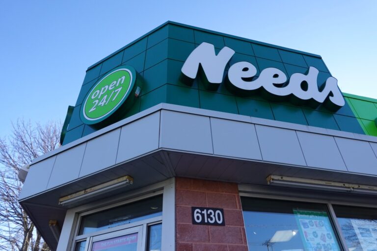 Police investigating after Halifax convenience store held up by man with knife