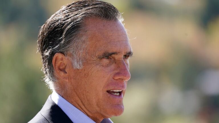 Romney gets Profile in Courage Award for impeachment vote