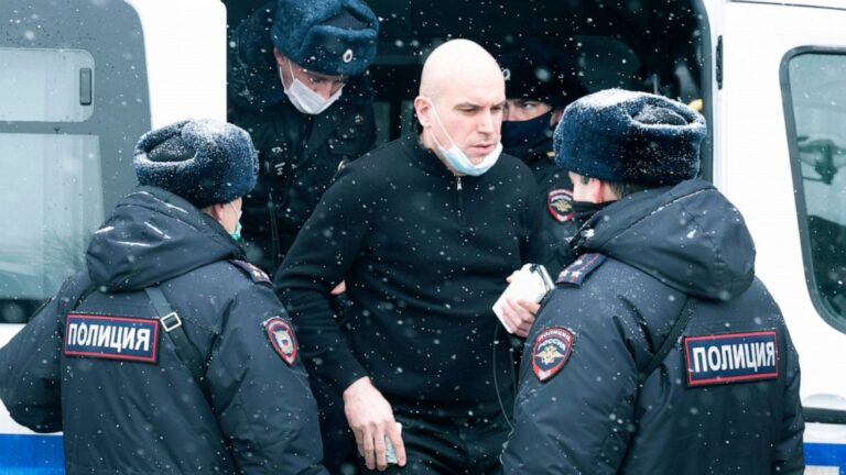 Police detain participants in Russian opposition forum