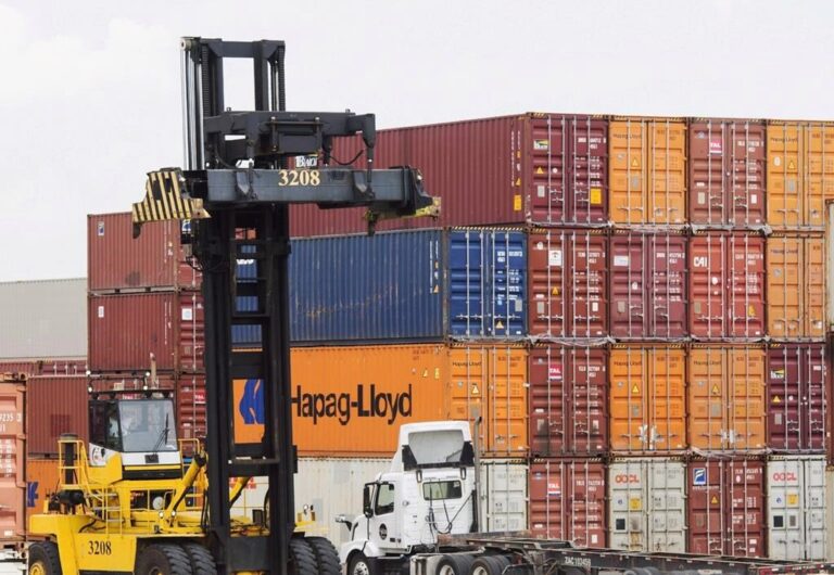 Longshoremen at Montreal port overwhelmingly reject employer’s offer