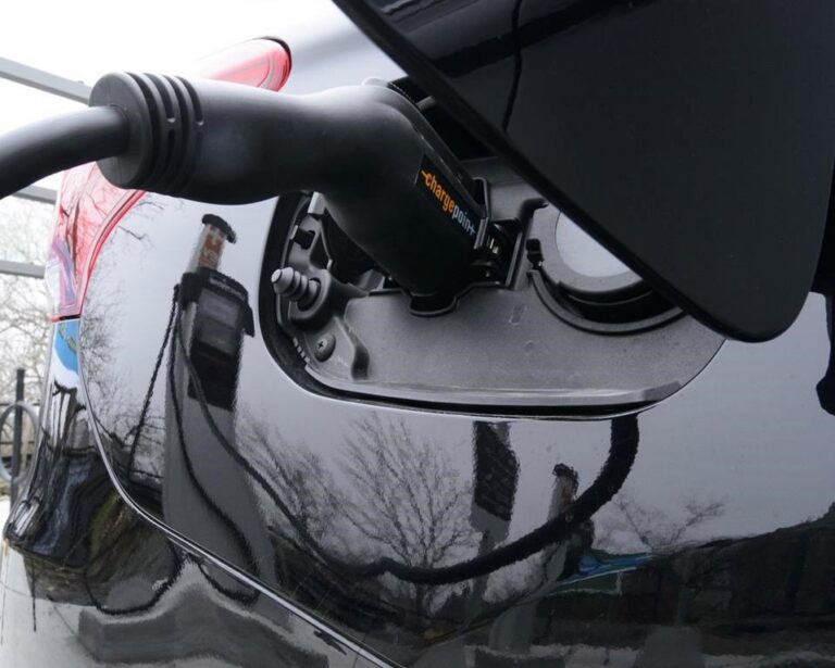 Federal government announces electric vehicle chargers coming to southern Manitoba, Winnipeg