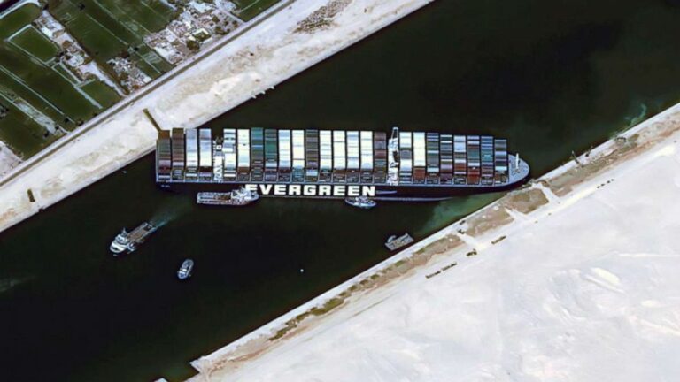 Egypt says US offers assistance to free cargo ship
