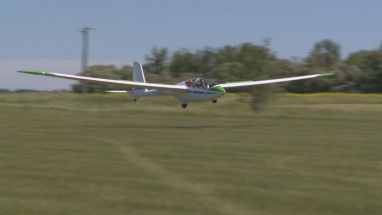 Gliding club offers $1,000 scholarship to attract new, young members