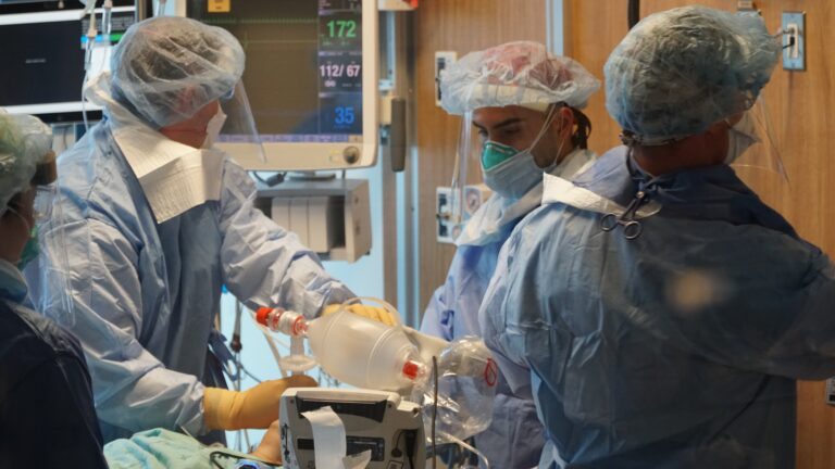 COVID-19: Alberta doctors warn against further easing of restrictions