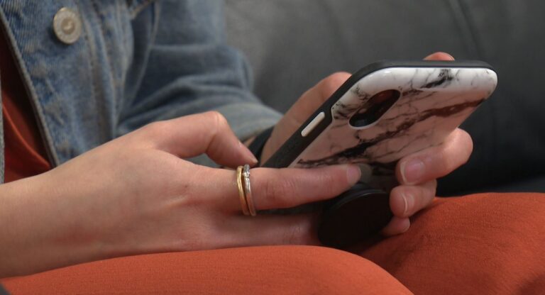 ‘It kind of clicks’: Alberta Text4Hope program helps with depression, anxiety during pandemic