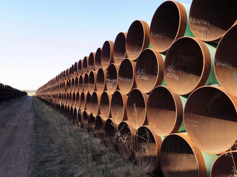 U.S. analysts brace for more oil by rail as debate continues over cross border pipelines